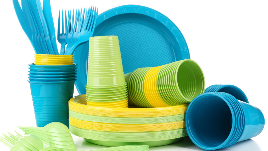La vaisselle en plastique réutilisable et ses bienfaits
